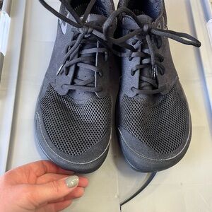 Men's Black minimalist shoe